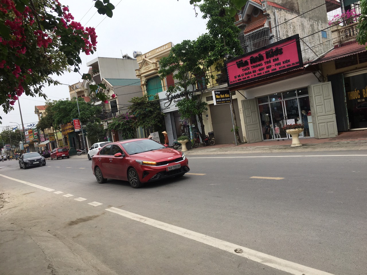 Thị trấn Tân Phong: ra quân giải tỏa hành lang an toàn giao thông đường bộ.