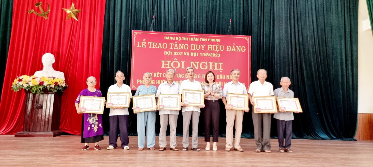 Đảng bộ thị trấn Tân Phong: Tổ chức Lễ trao tặng huy hiệu Đảng Đợt 03/2 và đợt 19/5/2023 và hội nghị sơ kết công tác Đảng 6 tháng đầu năm, triển khai nhiệm vụ 6 tháng cuối năm 2023
