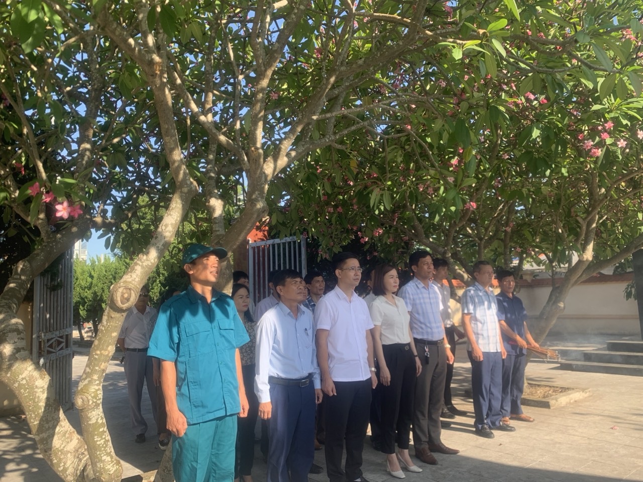 Đảng ủy _ HĐND - UBND - MTTQ , cấp ủy chi bộ thị trấn Tân Phong tổ chức dâng hương tại tượng đài liệt sỹ và Nhà tưởng niệm nhân kỷ niệm 76 ngày thương binh liệt sỹ